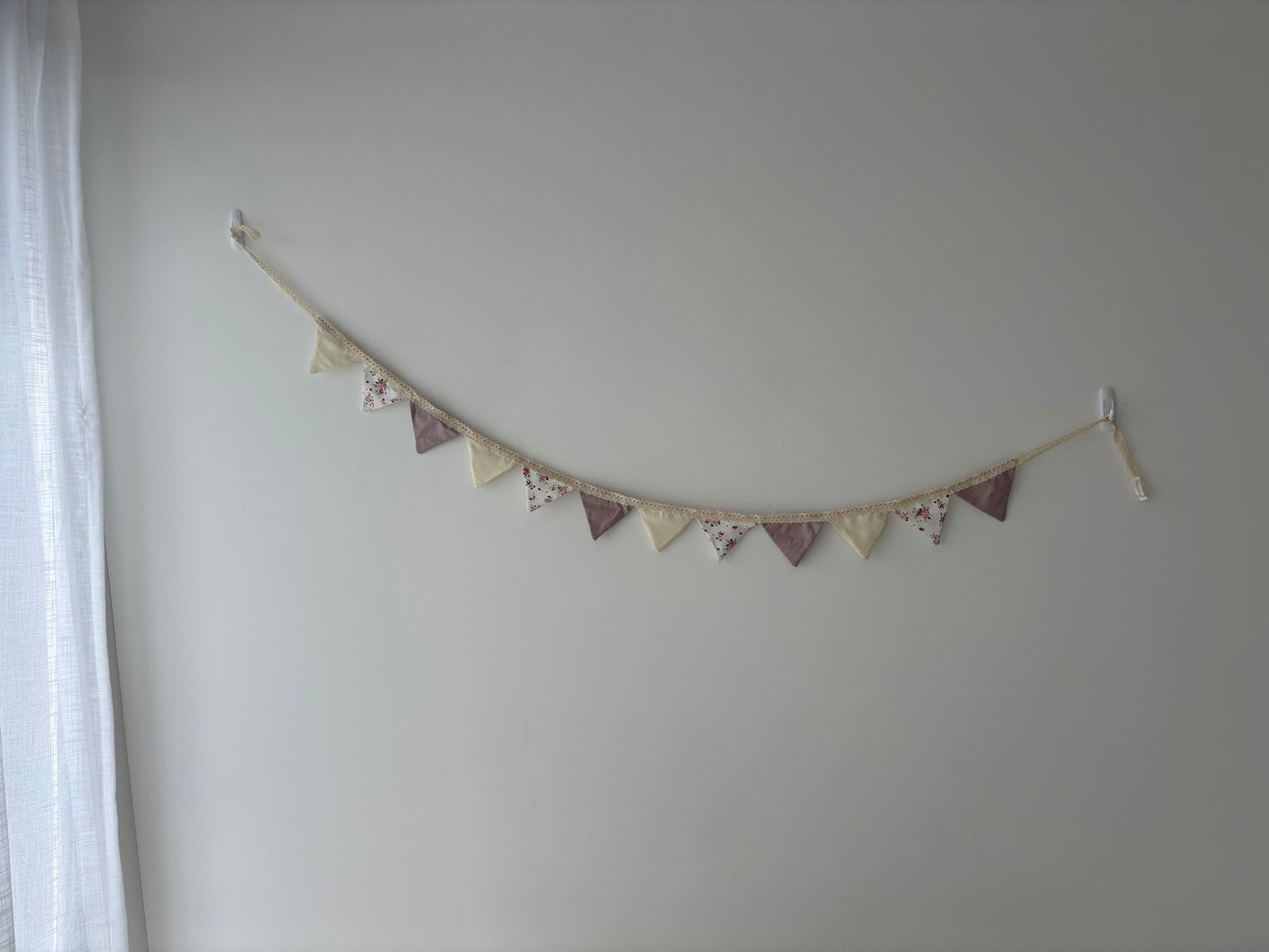 Bunting Petite, Roses