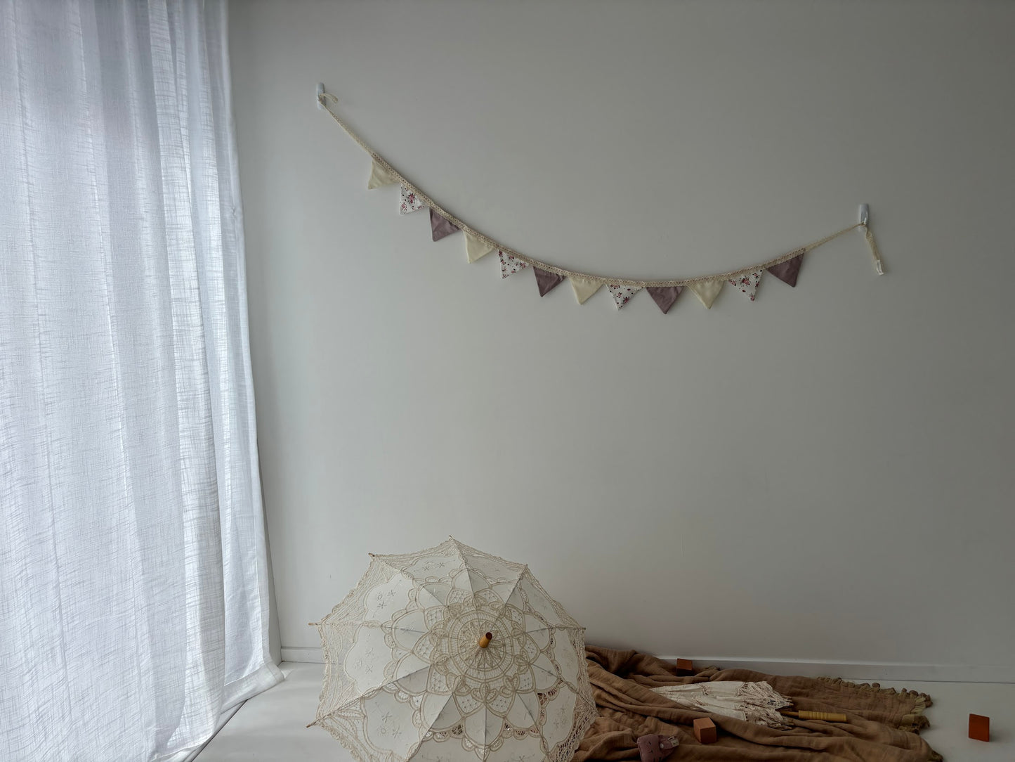 Bunting Petite, Roses