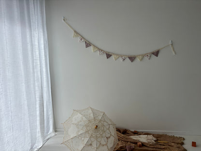 Bunting Petite, Roses